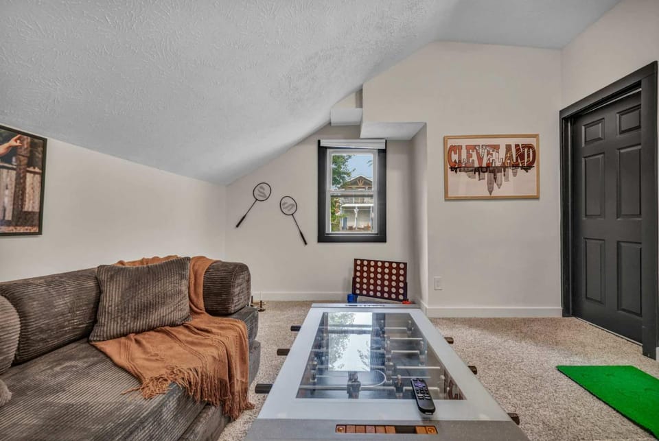 Near Tremont - 4BR - Sleeps 15 - Xbox House in Ohio City