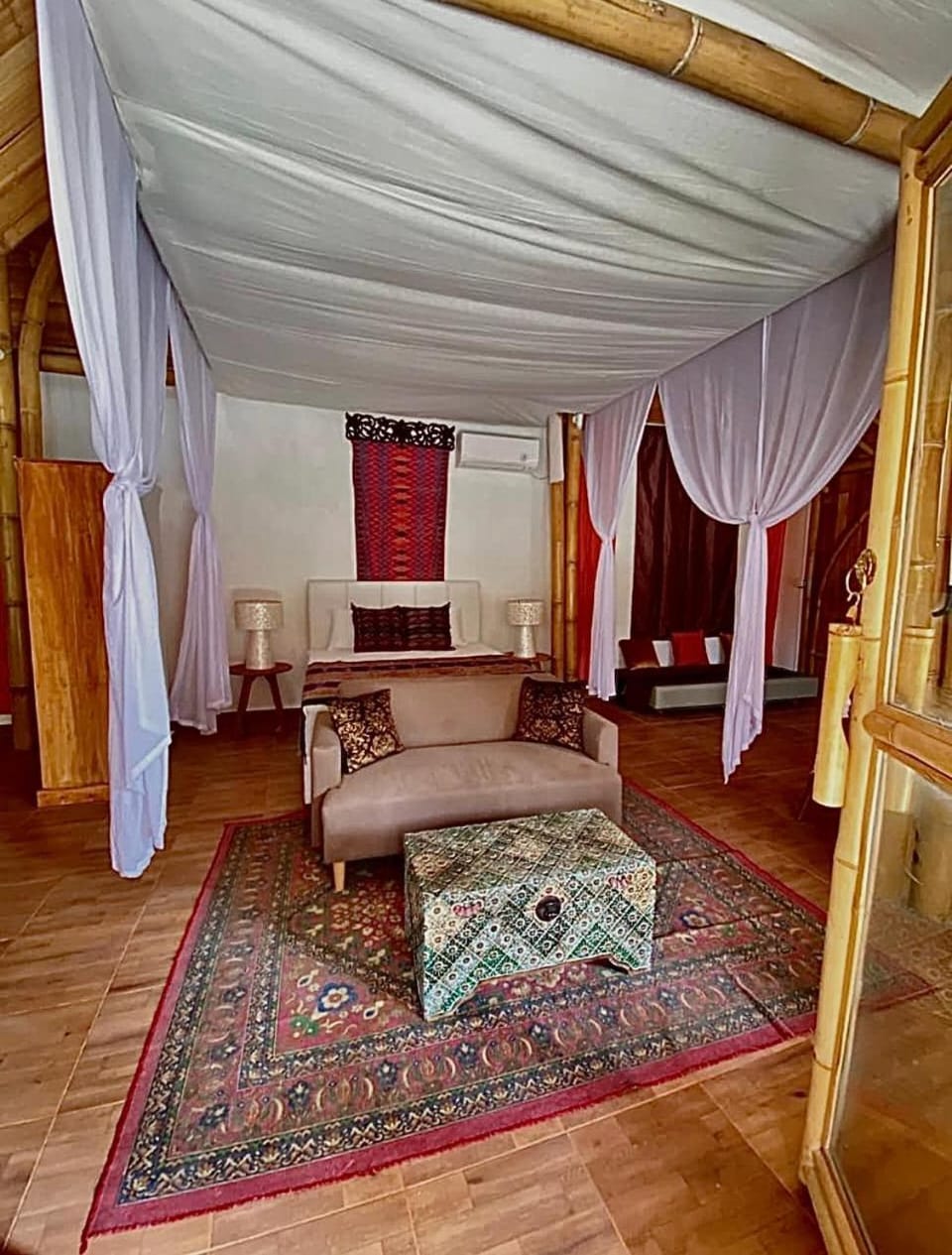 Bed, Photo of the whole room, Seating area, Bedroom
