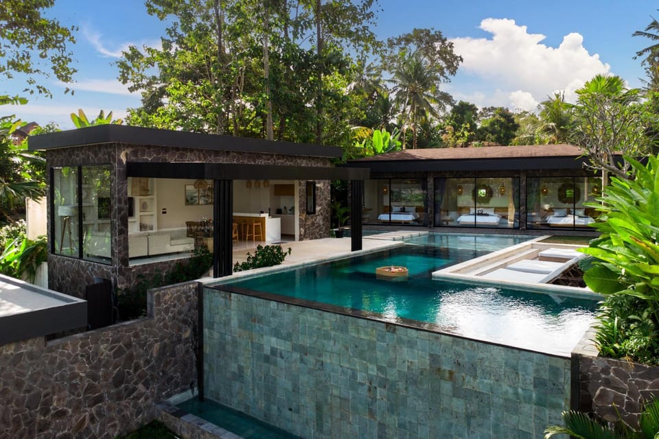 Property building, Day, Garden, Pool view, Swimming pool