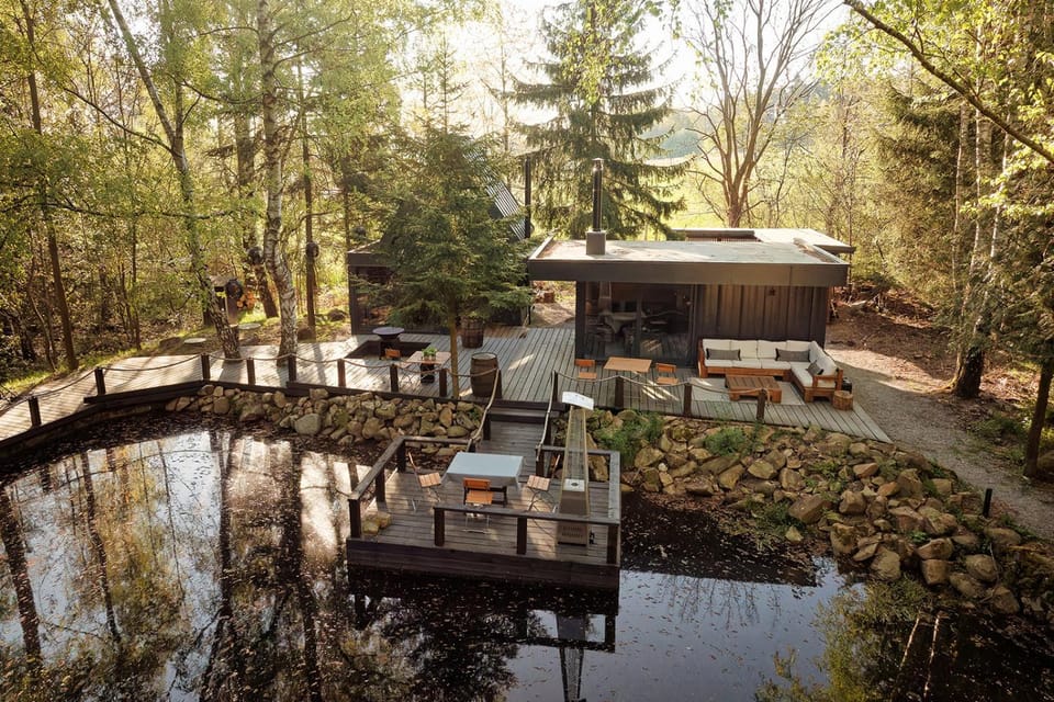 Property building, Natural landscape, Balcony/Terrace, Garden view, Lake view