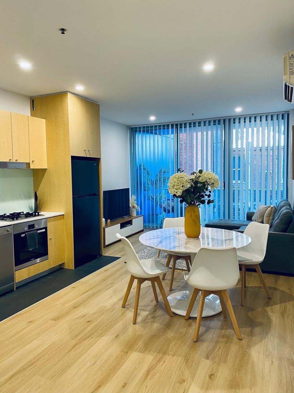 Kitchen or kitchenette, Dining area