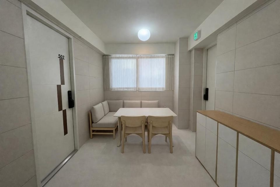 STAY HausDa Private Bathroom Queen Room All Picture Window Bed and Breakfast in Seoul