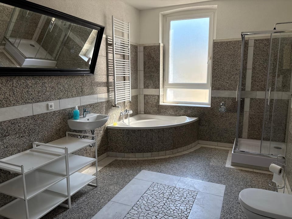 Shower, Toilet, Bathroom, Bath