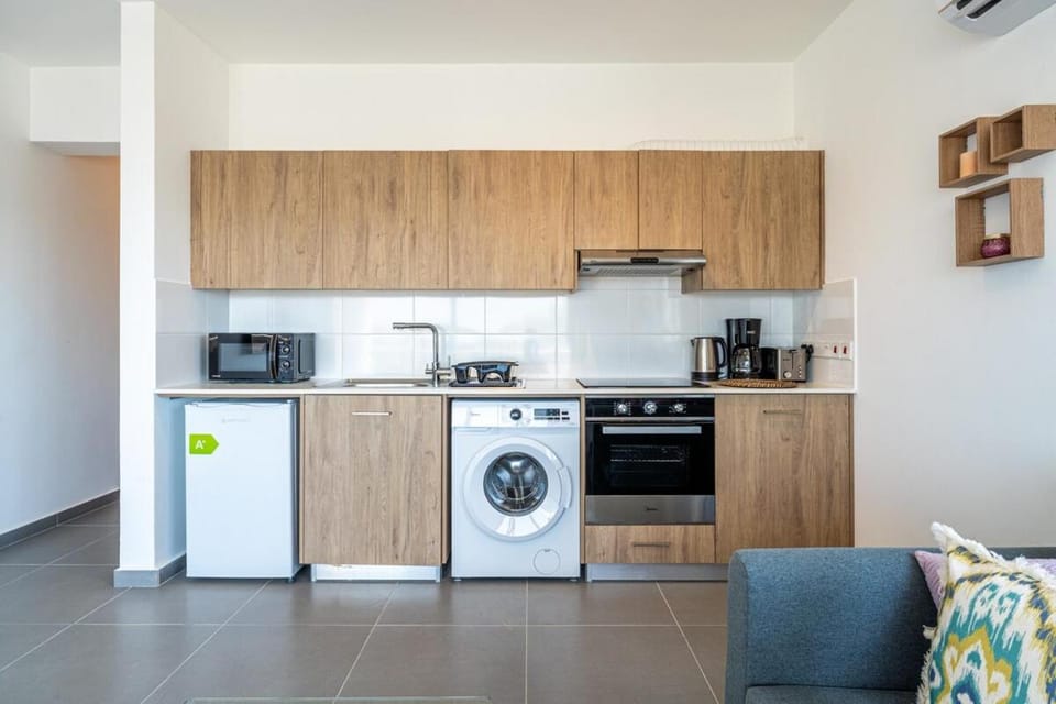 Coffee/tea facilities, Kitchen or kitchenette, microwave, oven, stove, toaster, washing machine