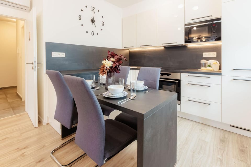Kitchen or kitchenette, Seating area, Dining area, oven