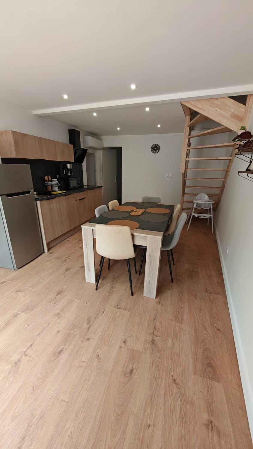 Kitchen or kitchenette, Dining area, stove