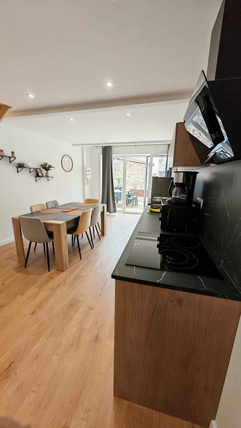 Kitchen or kitchenette, Dining area, stove