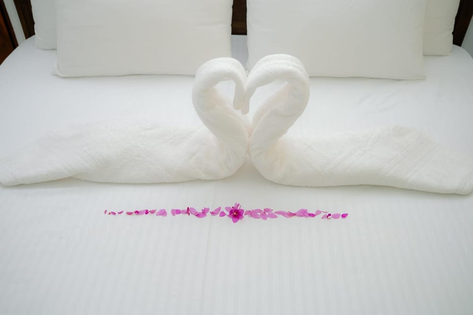 Bed, towels