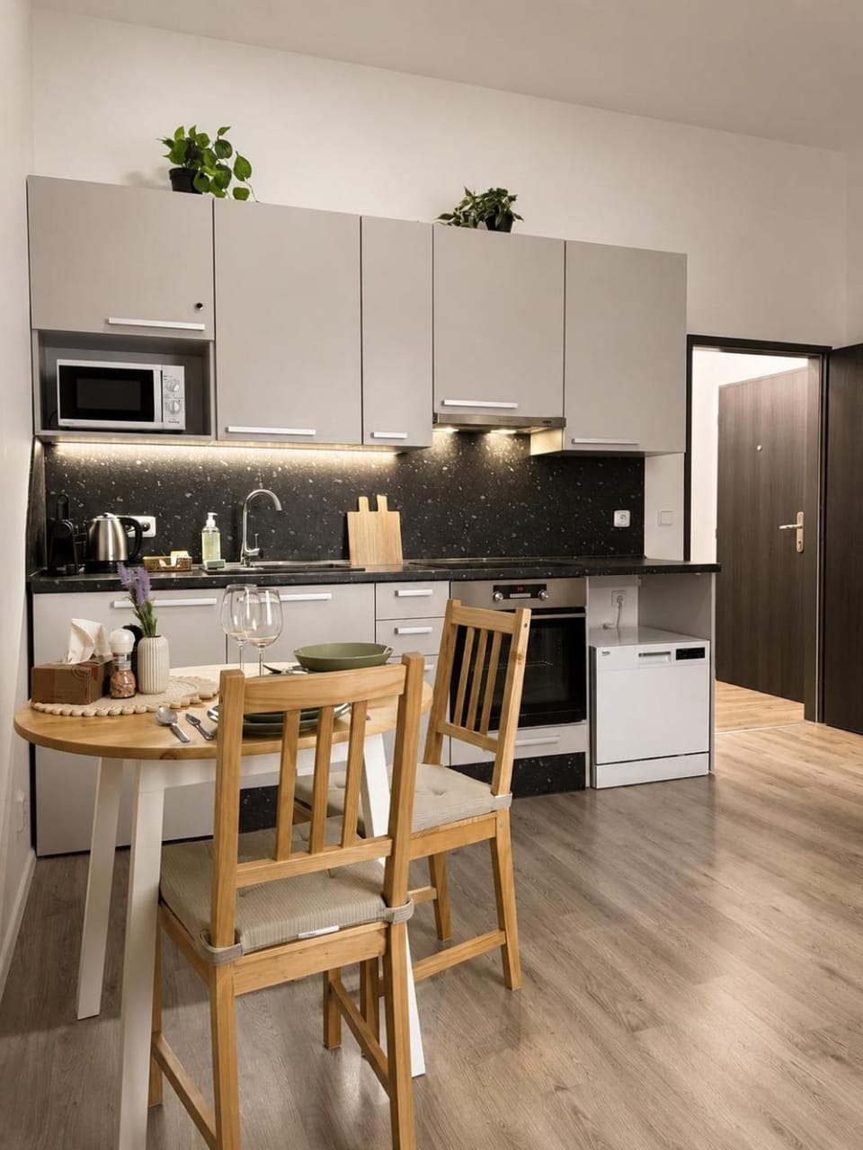 Kitchen or kitchenette, Dining area