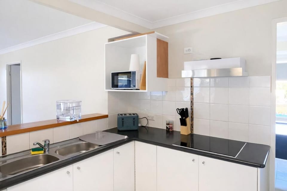 Spacious 4 bedroom house with Air Hockey Table House in Thornlands