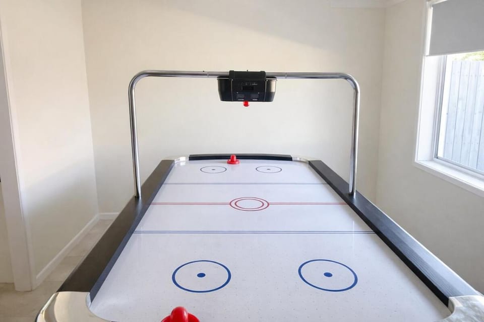 Spacious 4 bedroom house with Air Hockey Table House in Thornlands