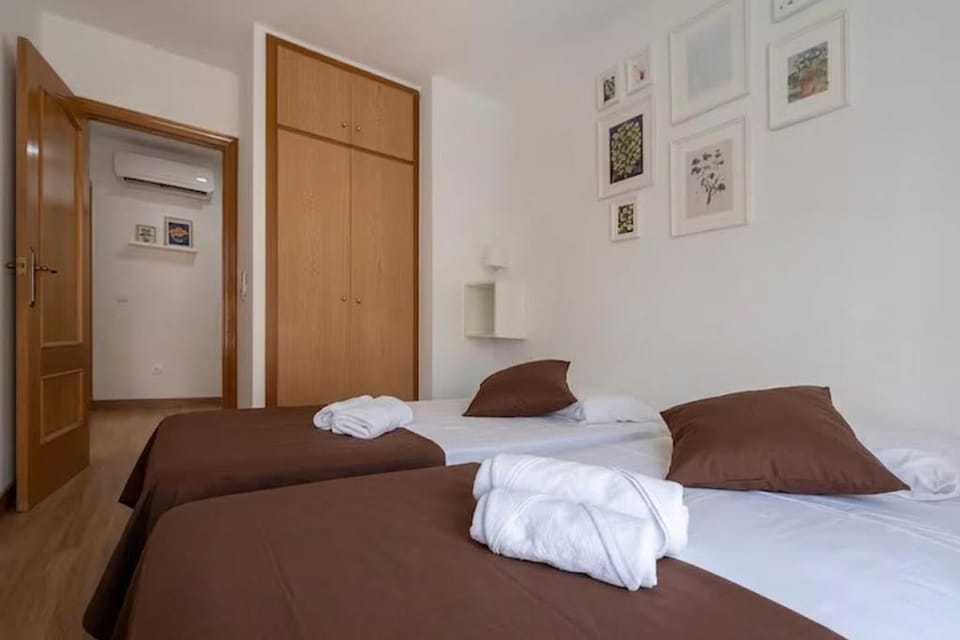 Bedroom, Area and facilities, towels, wardrobe