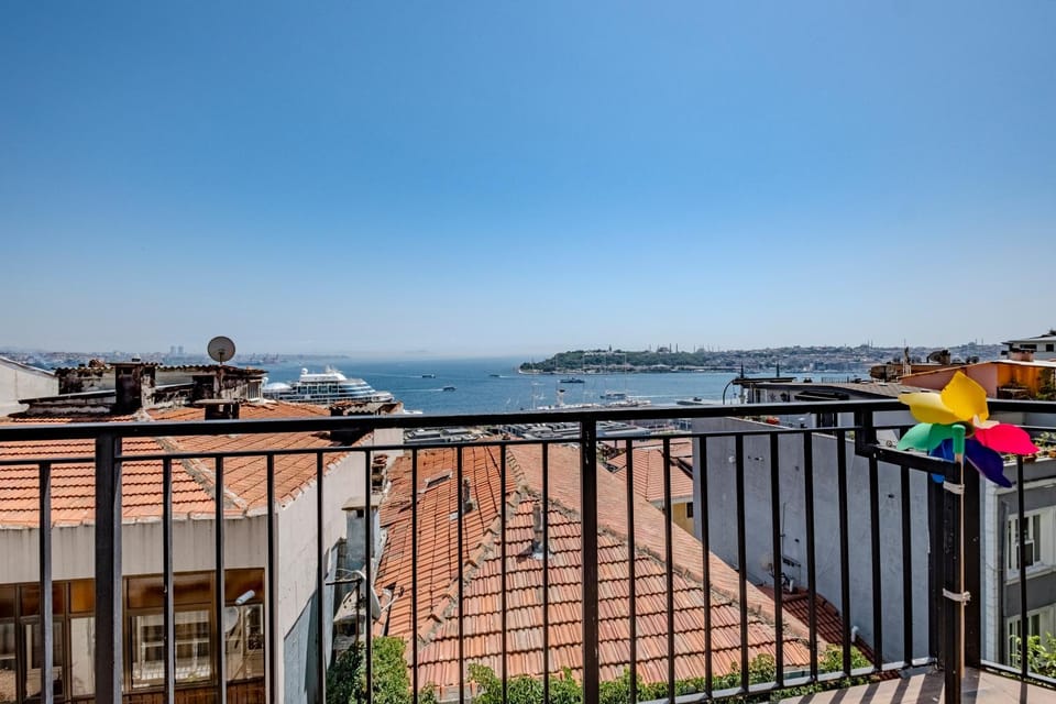 Bosphorus View - 5 Bedrooms - 2 Bathrooms - Elevator - Central Location Apartment in Istanbul