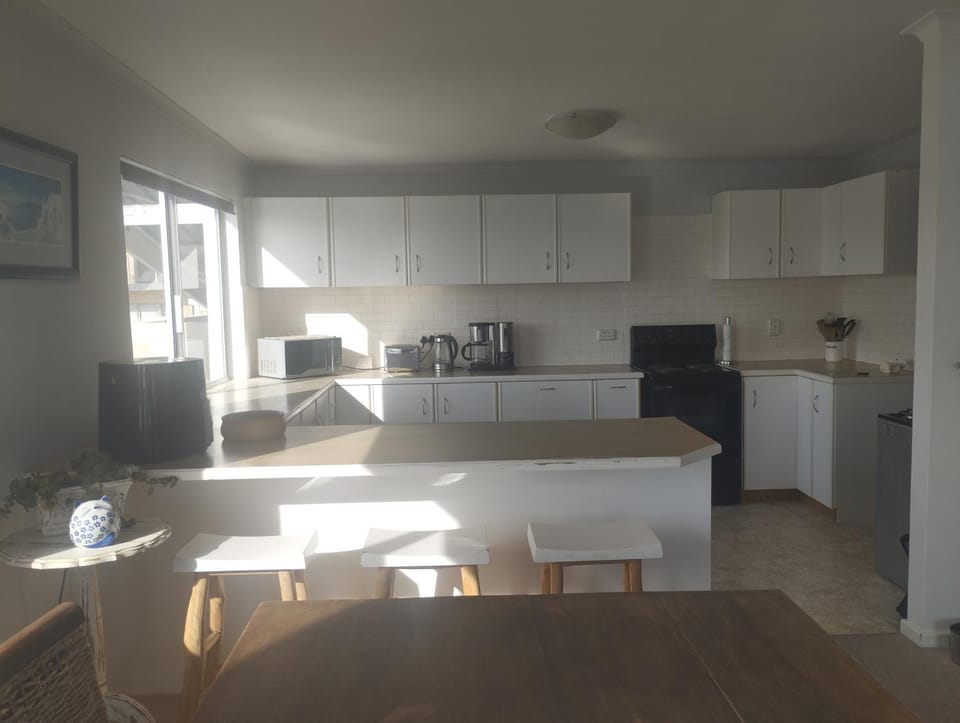Coffee/tea facilities, Kitchen or kitchenette, dishwasher, oven, stove, toaster