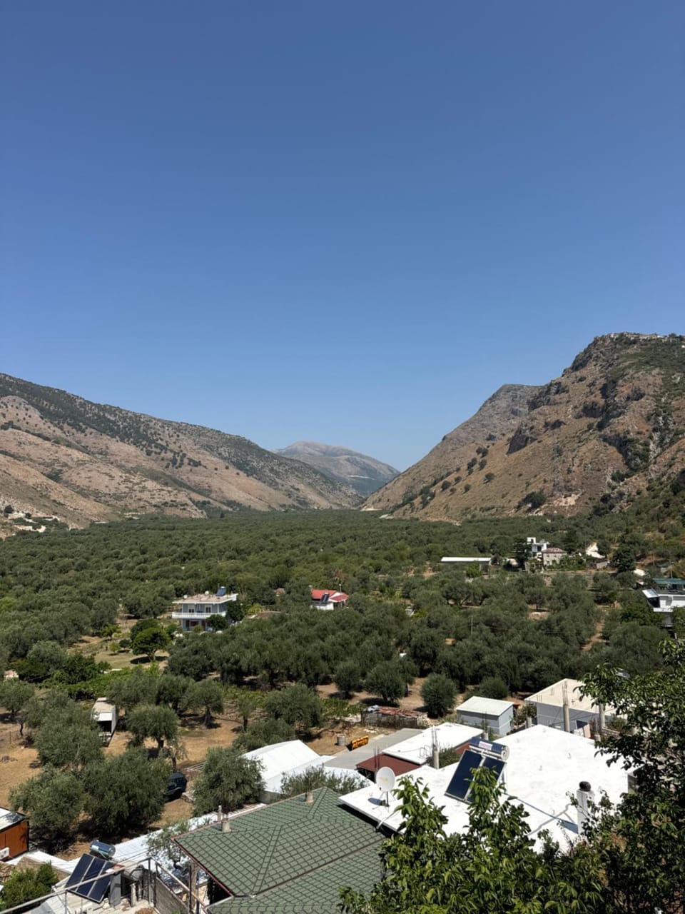 Nearby landmark, Day, Neighbourhood, Mountain view