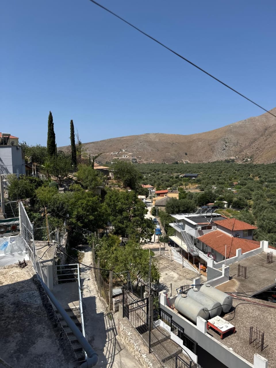 Property building, Neighbourhood, Natural landscape, Balcony/Terrace, Mountain view, Street view, Location