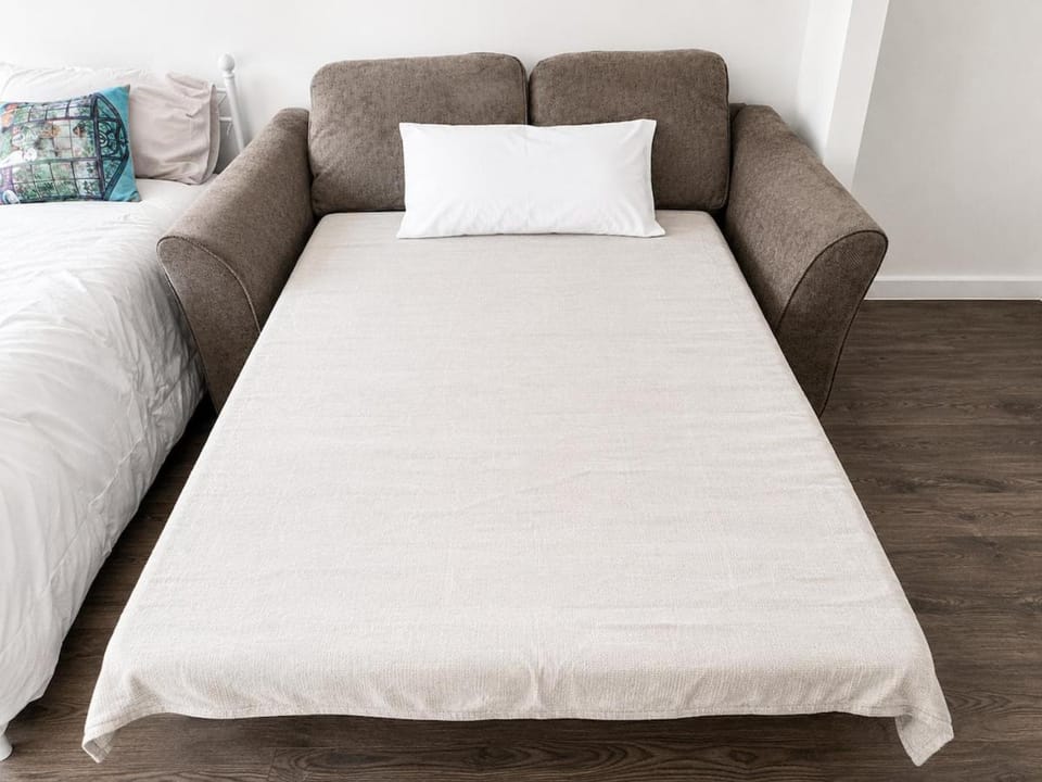 Modern 2BR Croydon Sleeps 7 Near Station Apartment in Croydon