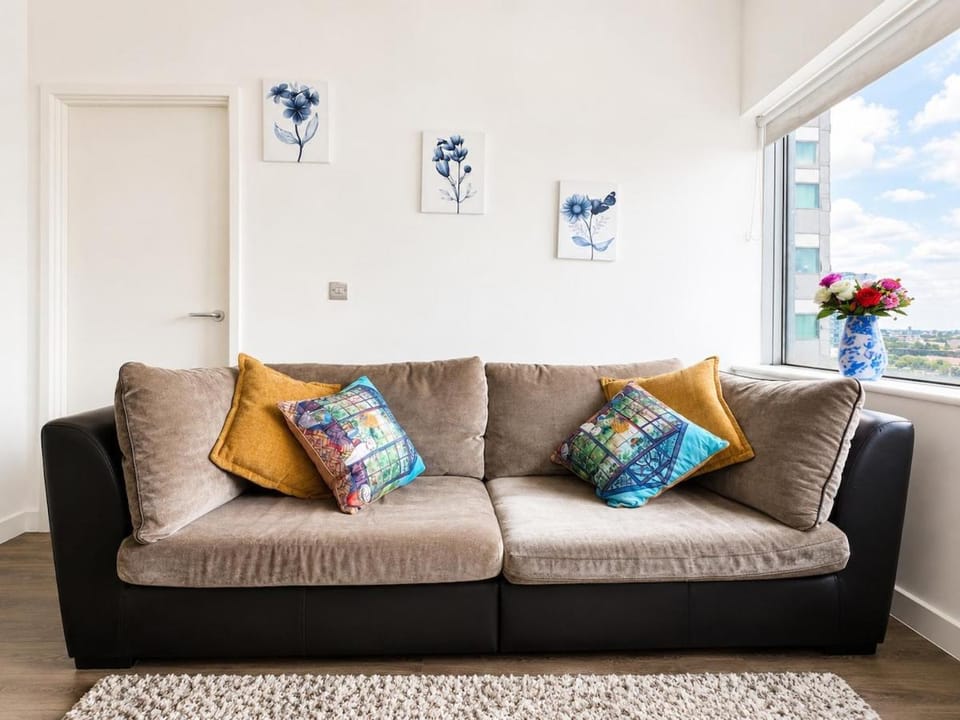 Modern 2BR Croydon Sleeps 7 Near Station Apartment in Croydon