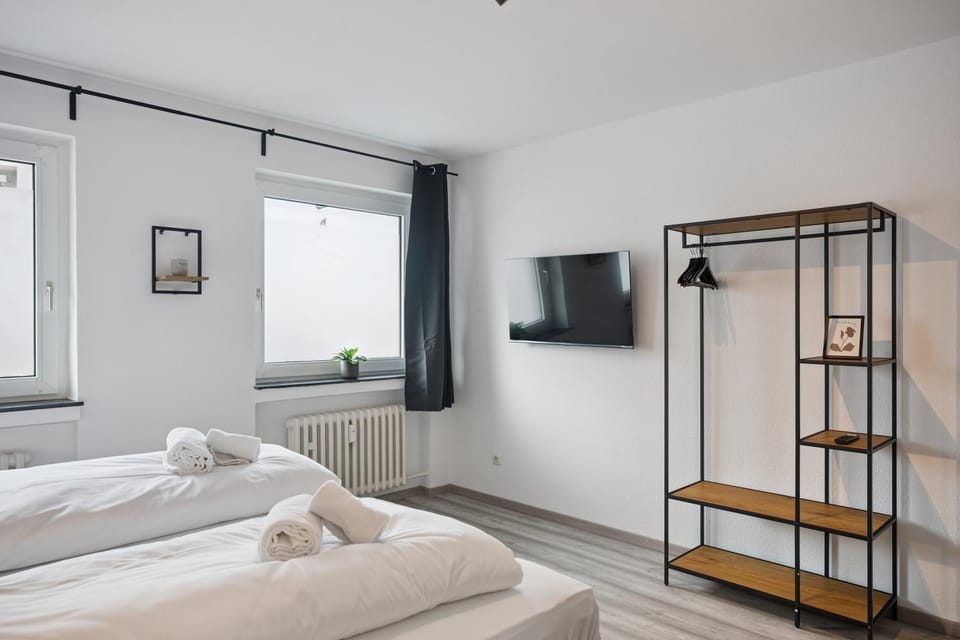 Bed, TV and multimedia, Bedroom