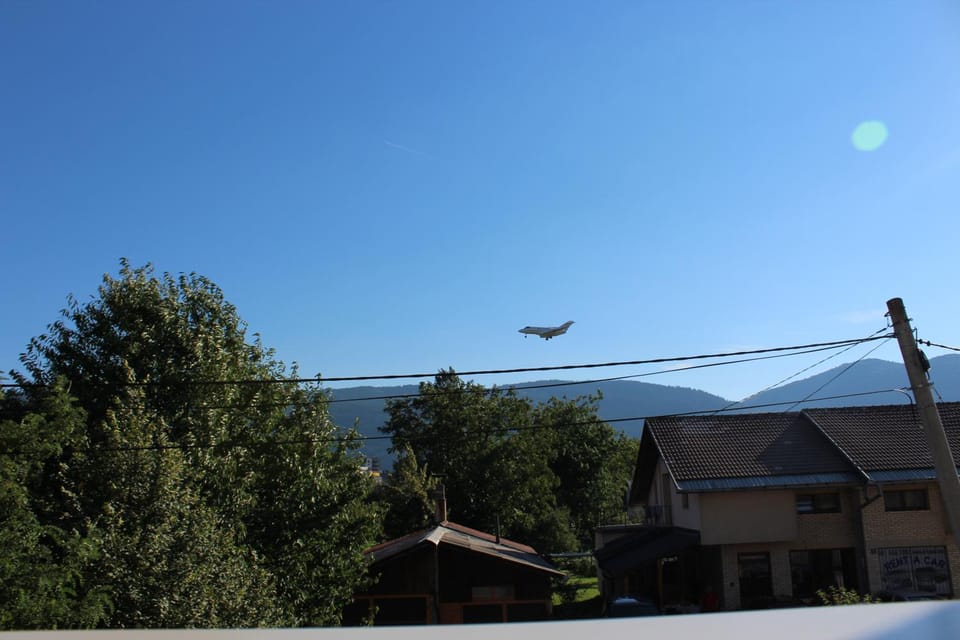 View (from property/room), Balcony/Terrace, Dining area, Mountain view, Street view