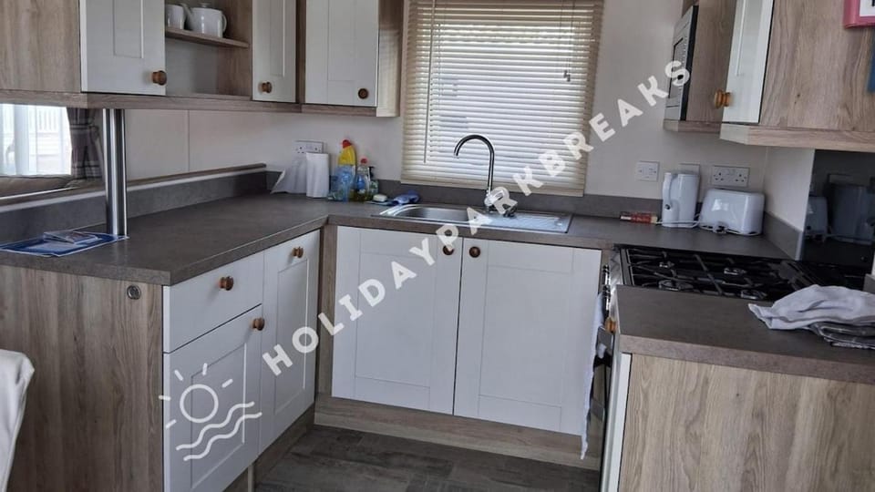 Teds Place - Luxury 2 Bedroom with Ensuite Bath and Wraparound Veranda House in Selsey