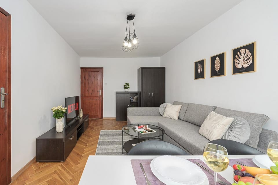 TV and multimedia, Kitchen or kitchenette, Living room, Seating area, Dining area