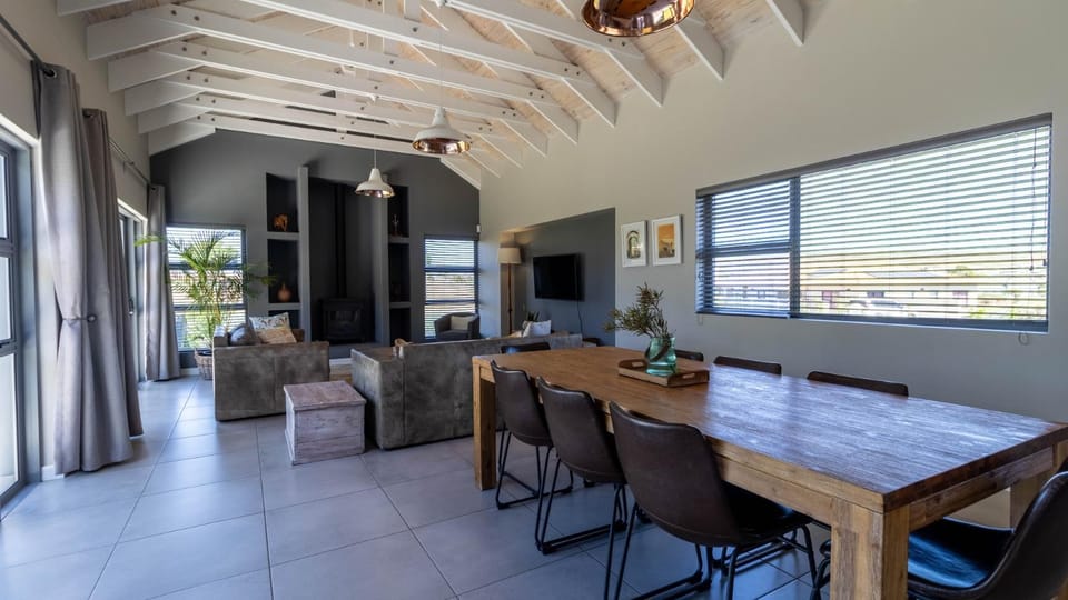 TV and multimedia, Kitchen or kitchenette, Living room, Seating area, Dining area