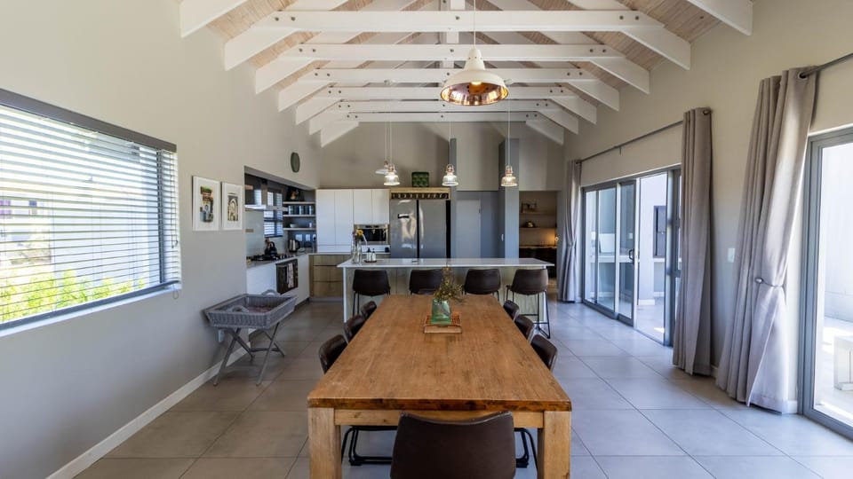 Kitchen or kitchenette, Dining area, stove