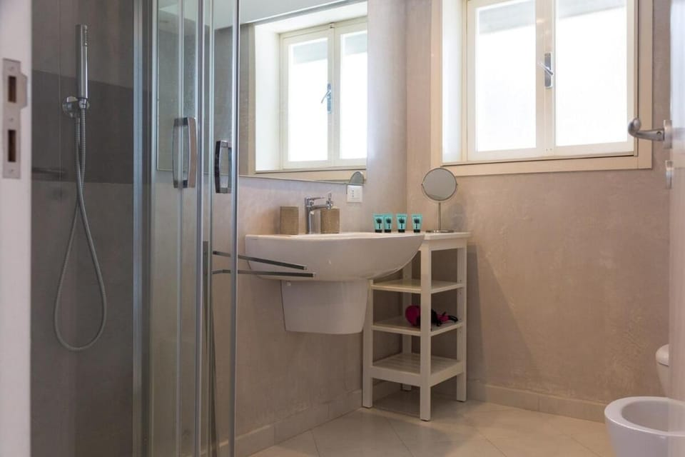 White & Sea Apartment in Palermo