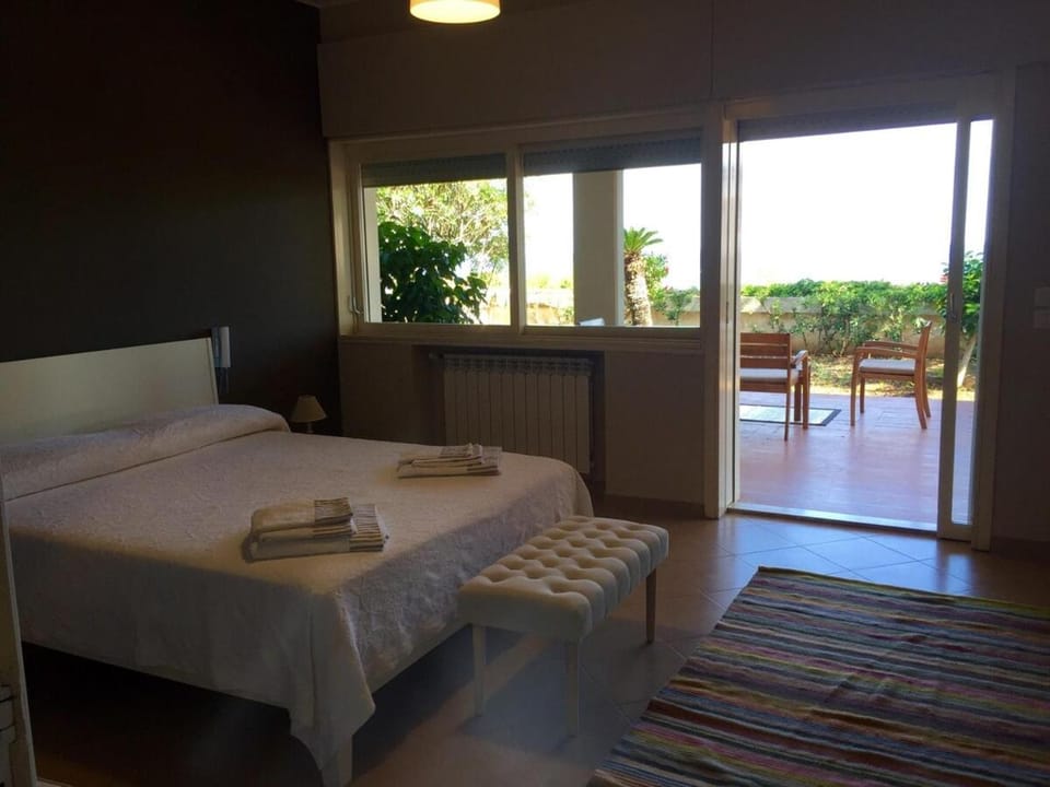 White & Sea Apartment in Palermo