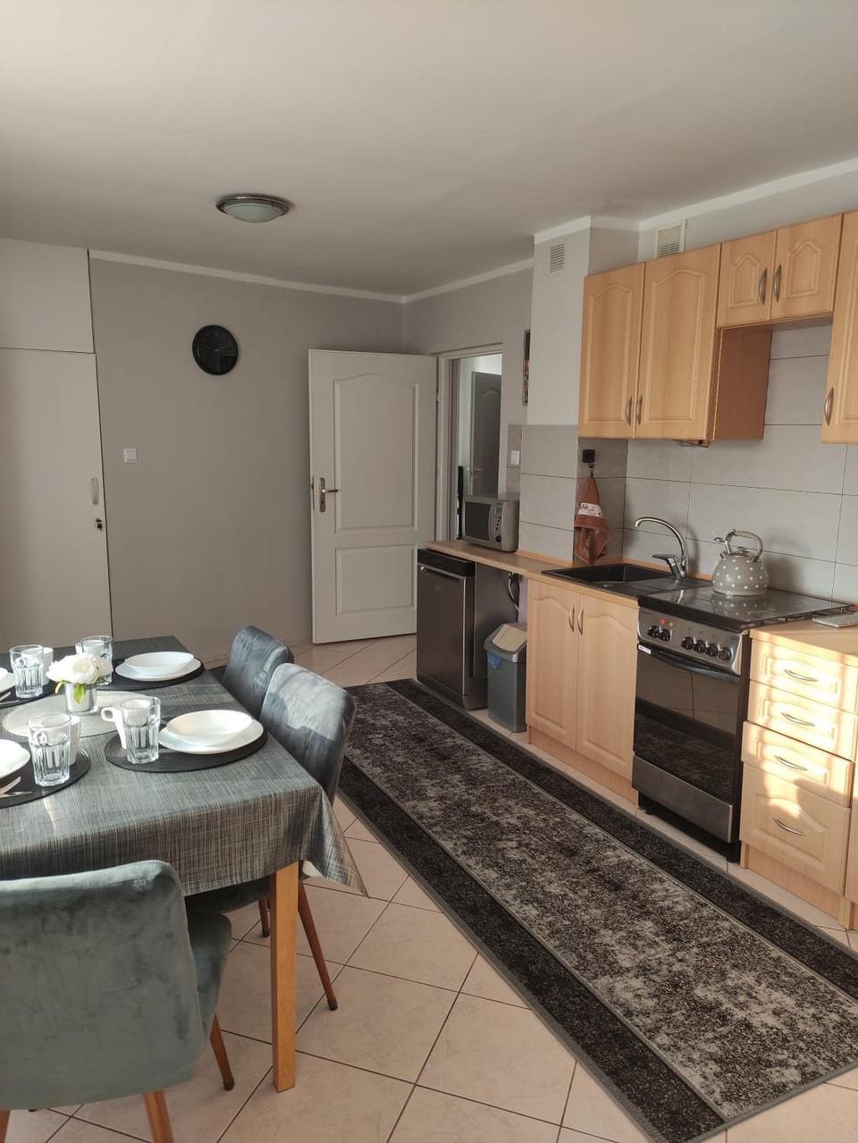 Dining area, oven, stove