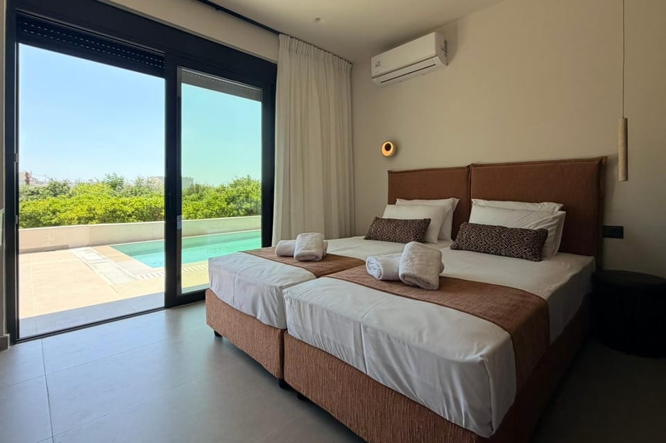 Bed, Natural landscape, Photo of the whole room, Bedroom, Pool view, Swimming pool, towels, air conditioner