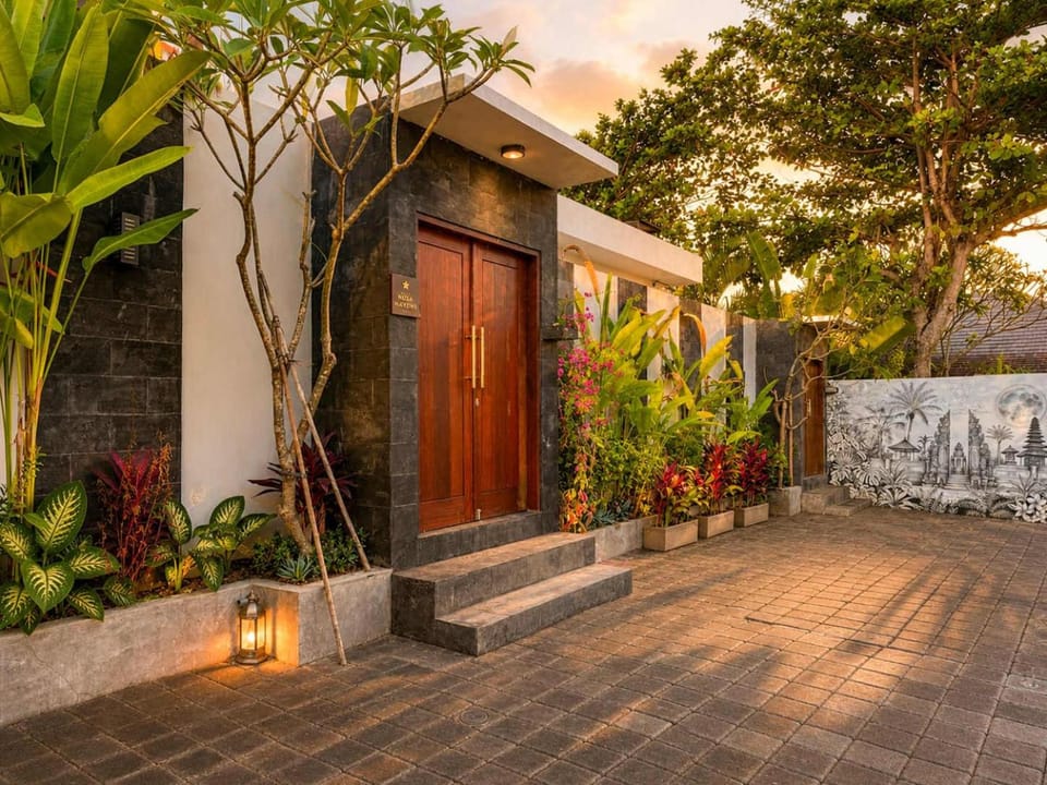 Property building, Facade/entrance, Day