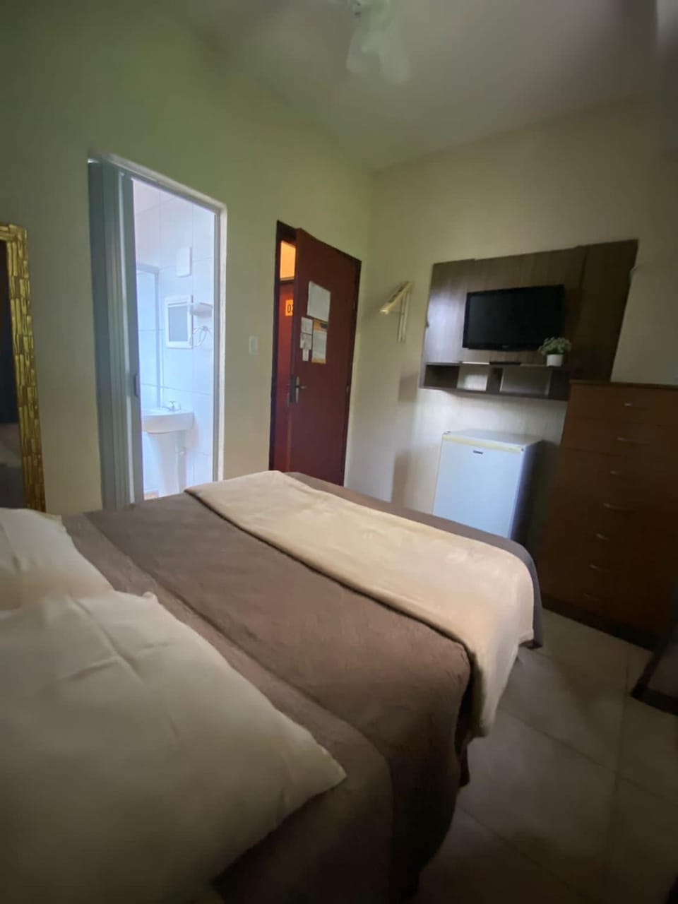 Bed, TV and multimedia, Photo of the whole room, Bedroom