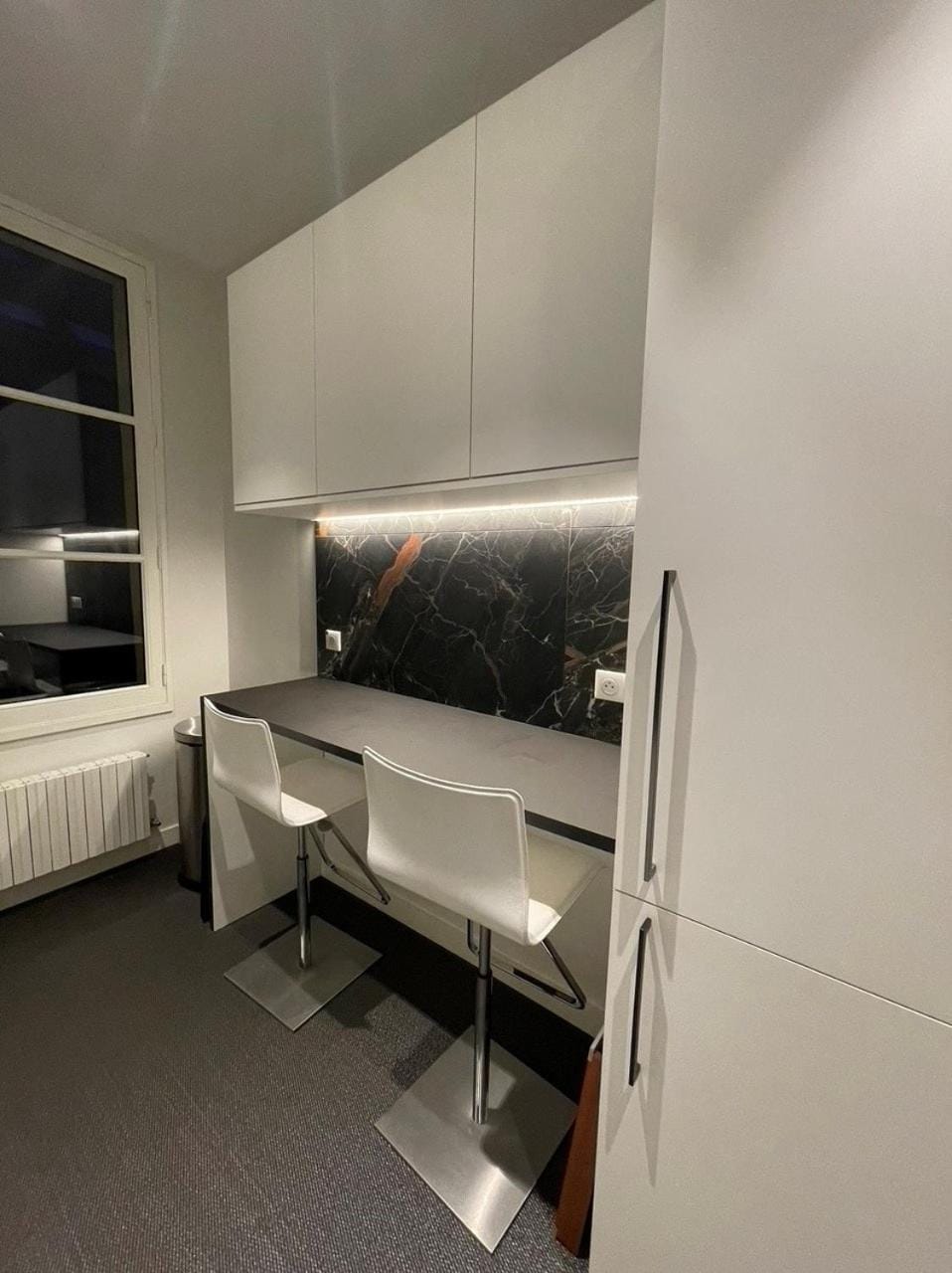 Kitchen or kitchenette, Dining area