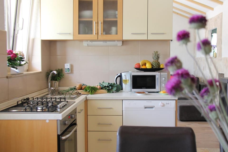 Kitchen or kitchenette, Living room