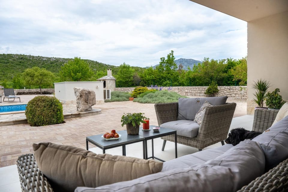 Property building, Balcony/Terrace, Living room