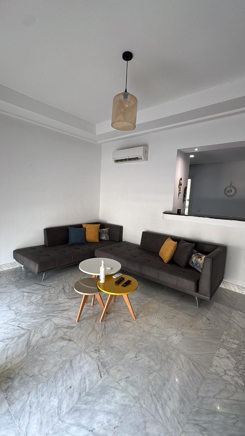 APPARTEMENT LUXUEUX ZONE TOURISTIQUE HAMMAMET NORD DERRIERE HOTEL LA BADIRA 200m de la plage Apartment in Mrezga