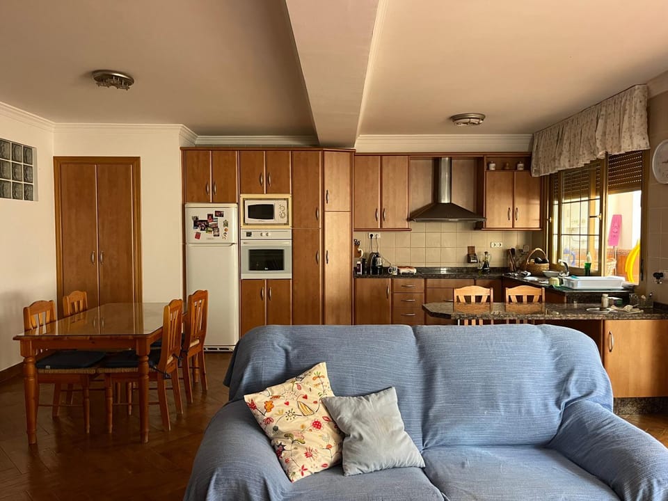 Kitchen or kitchenette, Living room, Seating area, Dining area