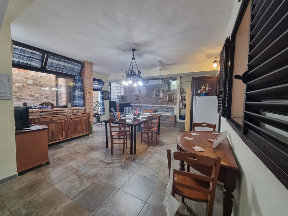 Kitchen or kitchenette, Seating area, Dining area