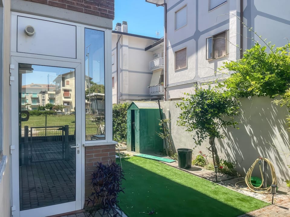 Property building, Facade/entrance, Garden