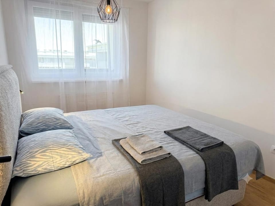 Luxury OpenSpace Apartment-Brand New 65-inch Smart TV, Dryer, Built-in closet Apartment in City of Zagreb