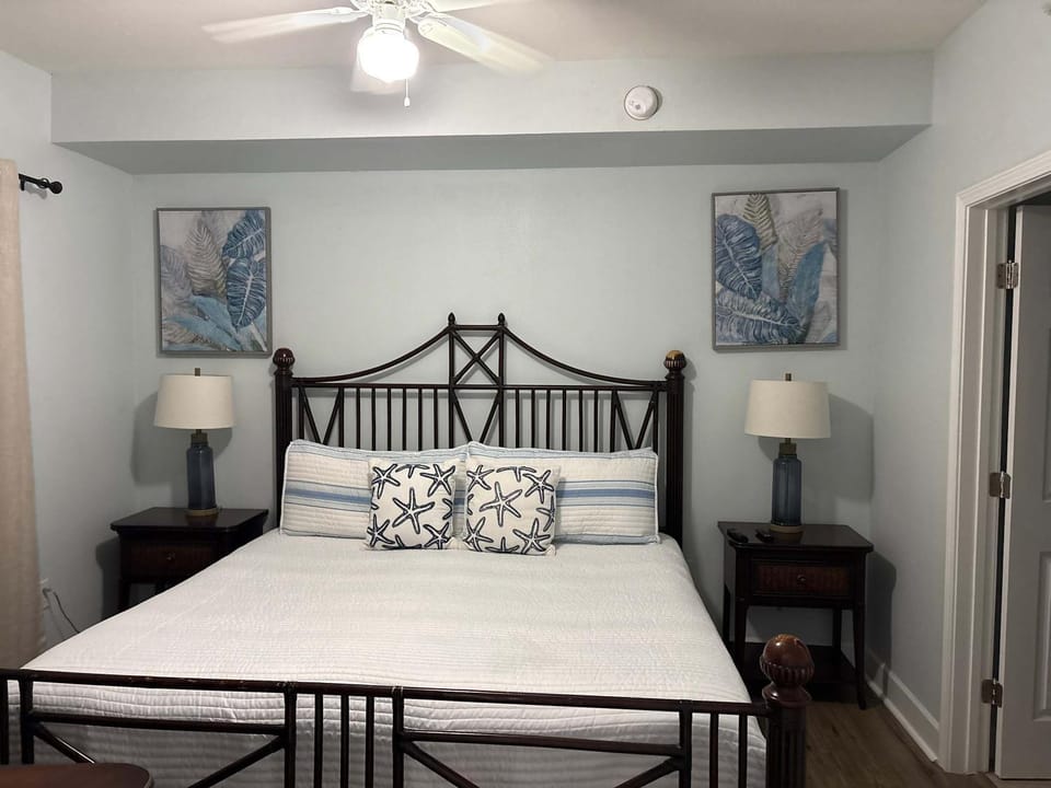 Gulf Front Condo with Pool Hot Tub & Beach Access House in Panama City Beach