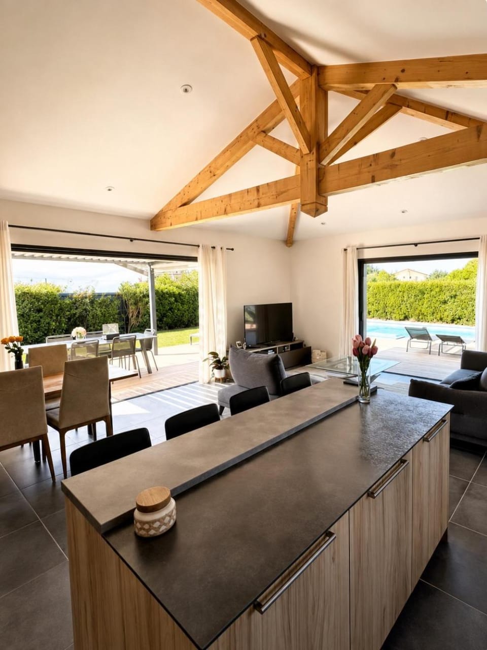TV and multimedia, Kitchen or kitchenette, Living room, Seating area, Dining area