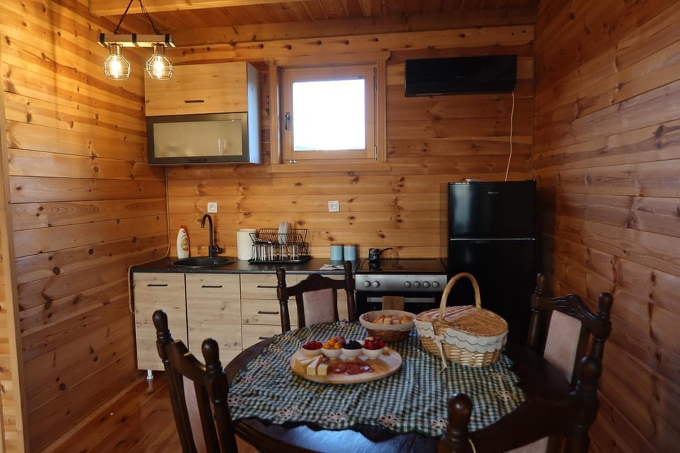 Kitchen or kitchenette, Dining area, Food