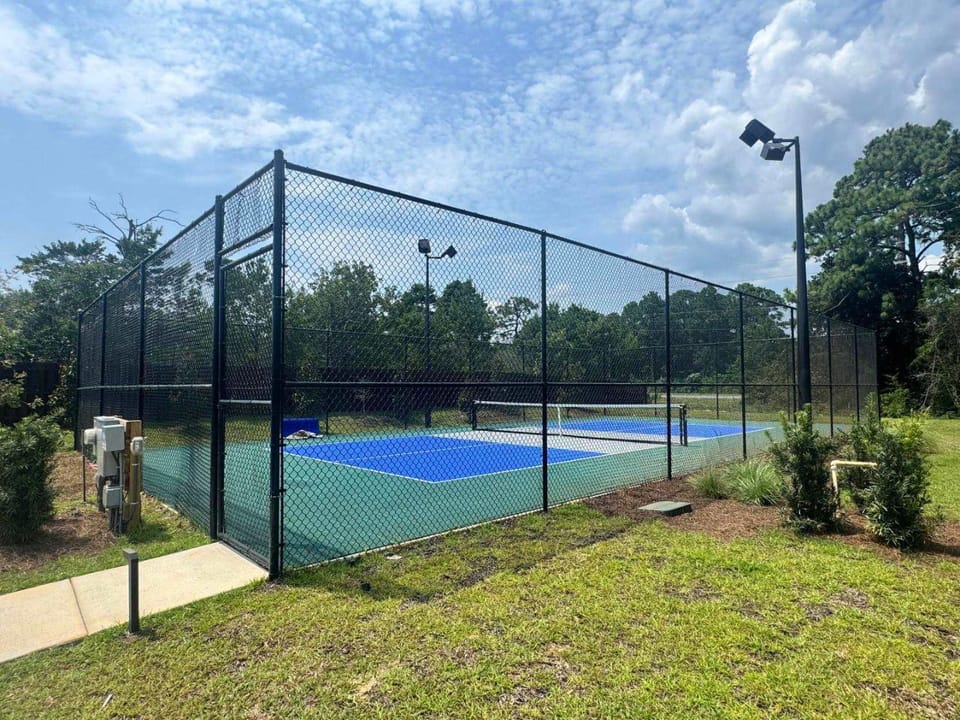 Home with Pickleball Courts Wifi & Beach Essentials House in Florida