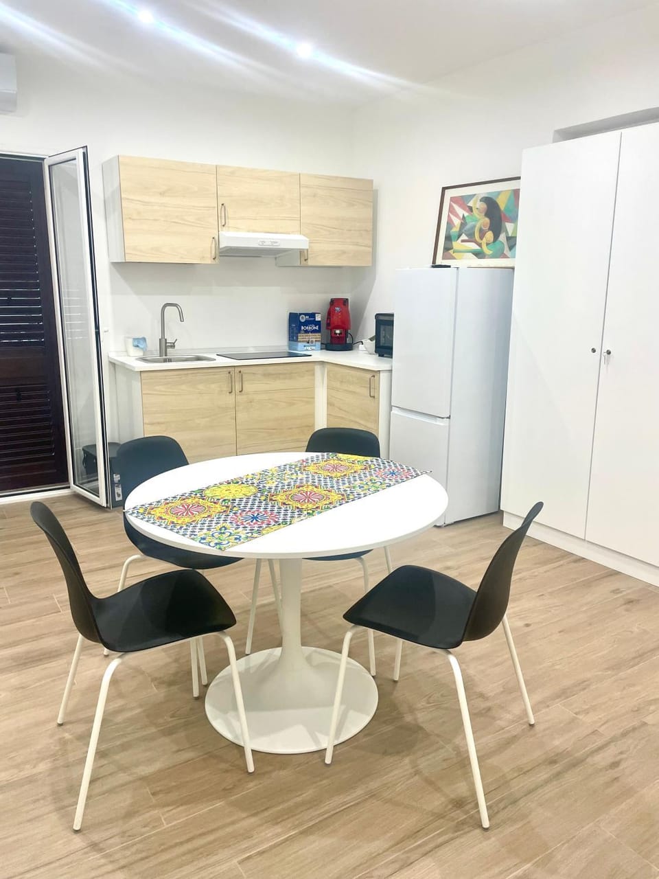Kitchen or kitchenette, Dining area