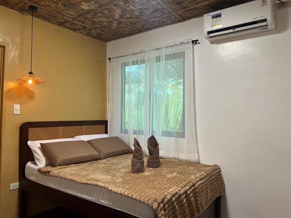 Bed, Photo of the whole room, Bedroom, towels, air conditioner