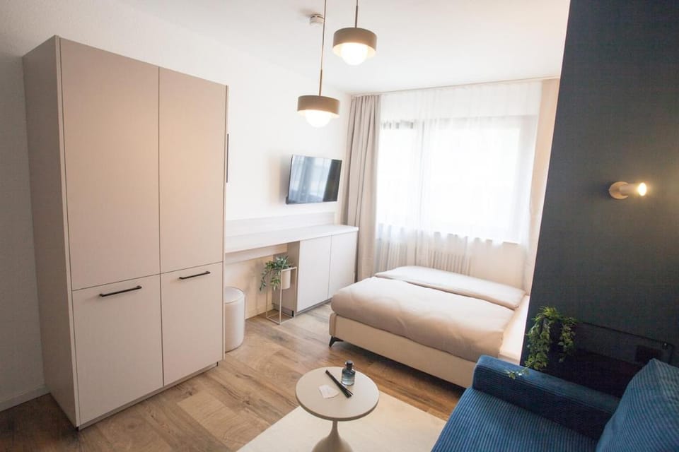Bed, TV and multimedia, Photo of the whole room, Seating area, Bedroom, wardrobe