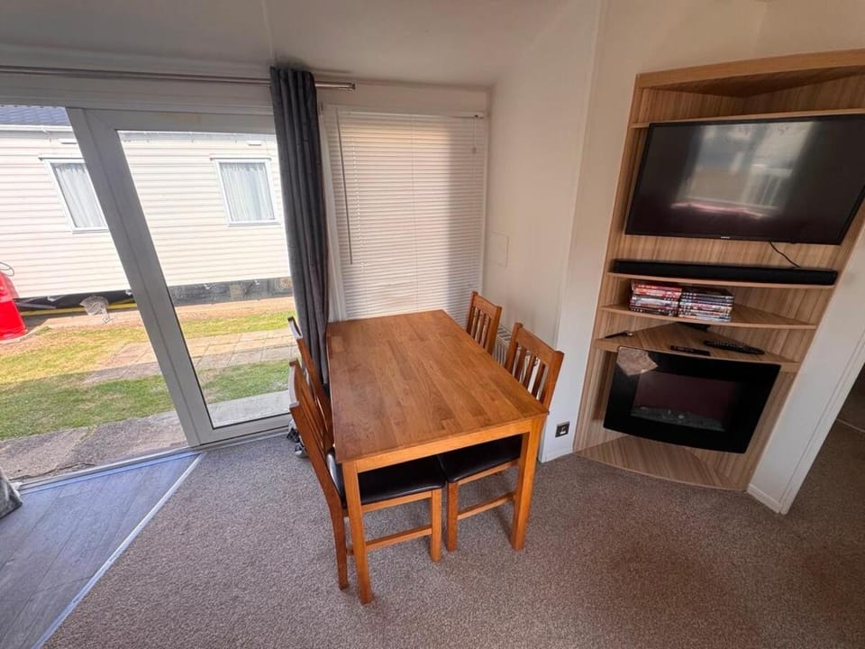 Alberta Holiday Park - 3 bedrooms, sleeps 8. House in City of Canterbury